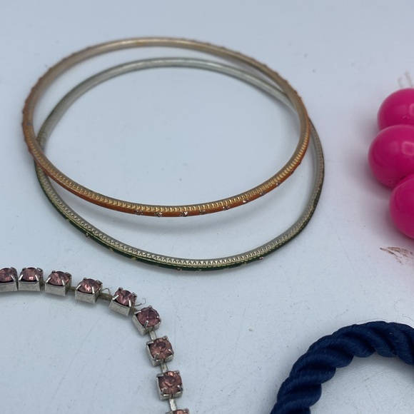 Mixed lot of 14 bangles stretch beaded charmed bracelets unmarked wearable - Picture 10 of 13